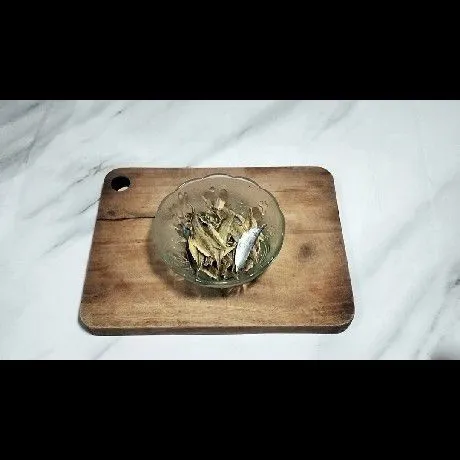 Pisahkan ikan asin dari tulangnya.