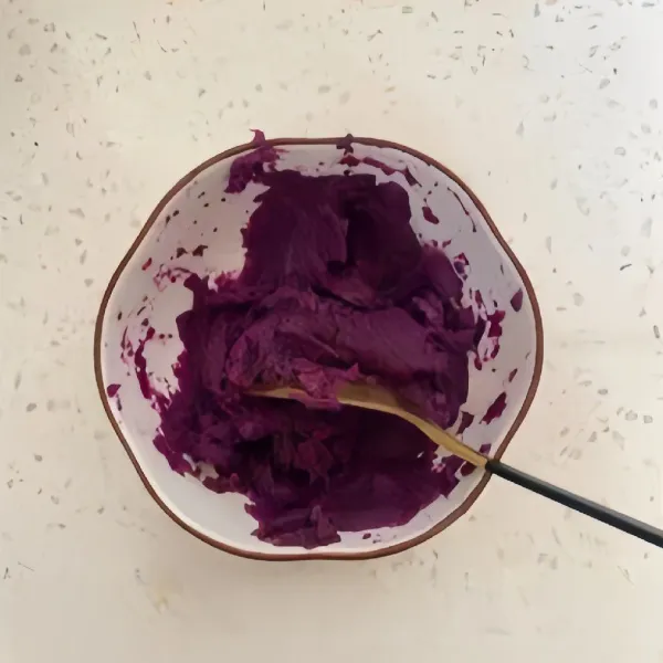 Kukus 60 gr ubi ungu hingga matang. Setelah matang, taruh di mangkuk dan tambahkan 15 ml susu, haluskan hingga menjadi puree