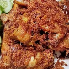 5. Sajikan: Angkat ayam goreng dan tiriskan dari minyak. Sajikan ayam goreng serai selagi hangat bersama nasi putih dan sambal.