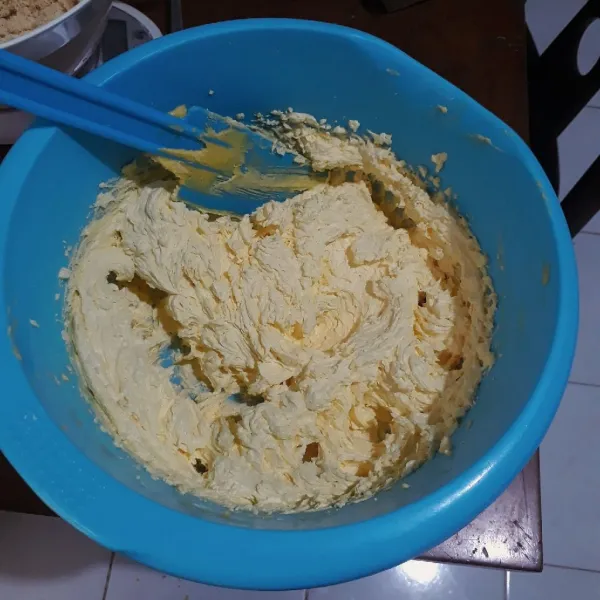 Mixer gula dan margarin selama 2 menit hingga pucat.