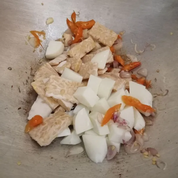 Masukkan potongan putih telur dan irisan tempe, tambahkan air aduk rata, tambahkan kaldu jamur, gula pasir dan lada bubuk aduk rata