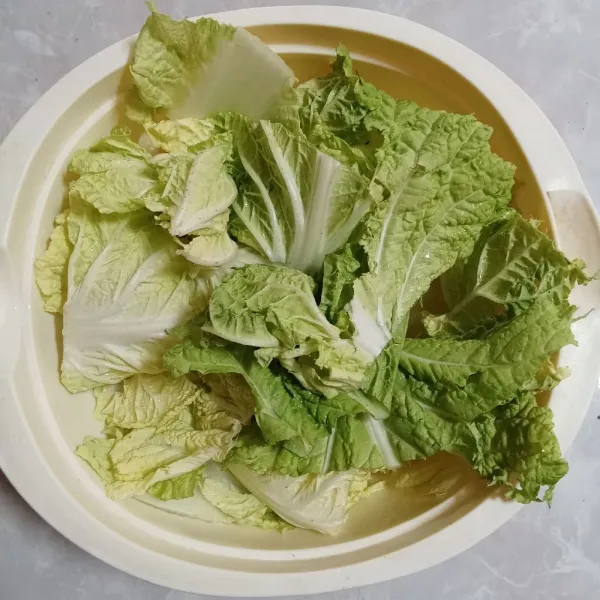 Potong sawi sesuai selera kemudian cuci bersih