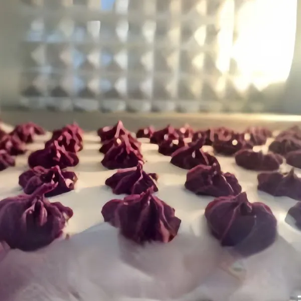 Panaskan oven terlebih dahulu. Bentuk adonan di atas loyang yang telah dialasi kertas roti. Panggang di suhu 140°C selama 20-25 menit