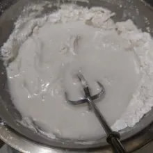 Setelah dingin atau hangat kuku, tuang ke campuran bahan kering. Tuang perlahan sambil diaduk pakai whisk hingga licin tanpa gumpalan.