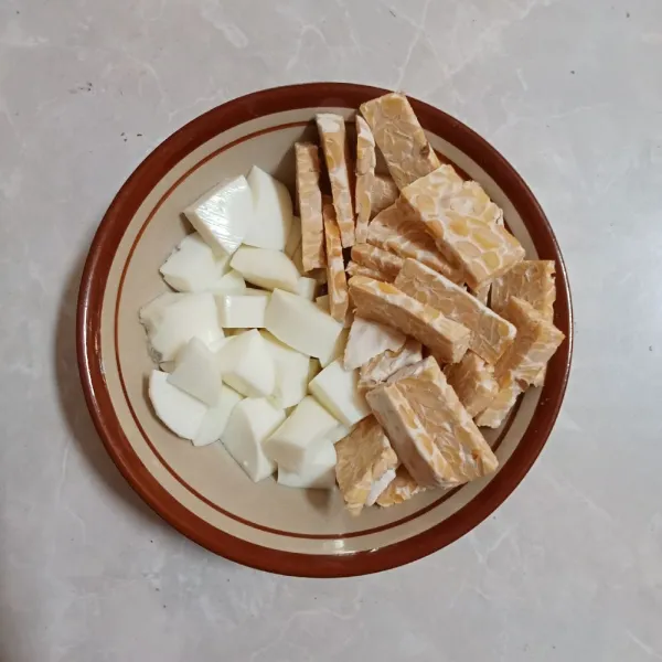 Masukkan putih telur kedalam plastik kemudian rebus setelah mengapung rendam di air dingin, keluar kan dari plastik kemudian potong dadu putih telur yang sudah direbus, iris tipis tempe