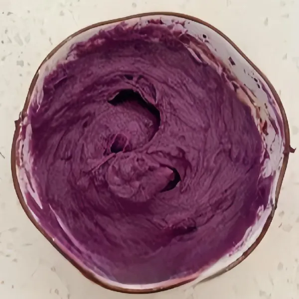 Tambahkan 1 sdt vanilli dan ½ sdt garam halus, aduk rata