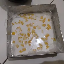 Gunakan loyang persegi ukuran 18, alasi bawahnya dengan baking paper atau plastik. Loyang sebelumnya dioles minyak. Tuang 15 centong adonan dan taburi nangka.