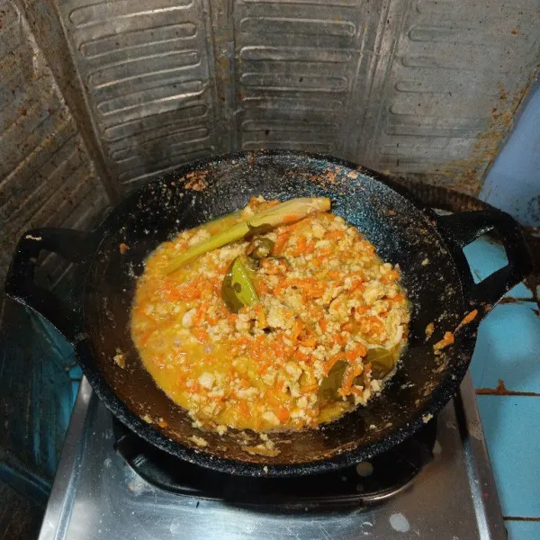 Masak hingga matang dan bumbu meresap. Koreksi rasanya.