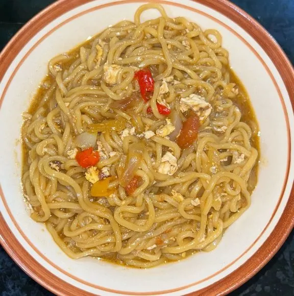 Mie goreng instan nyemek