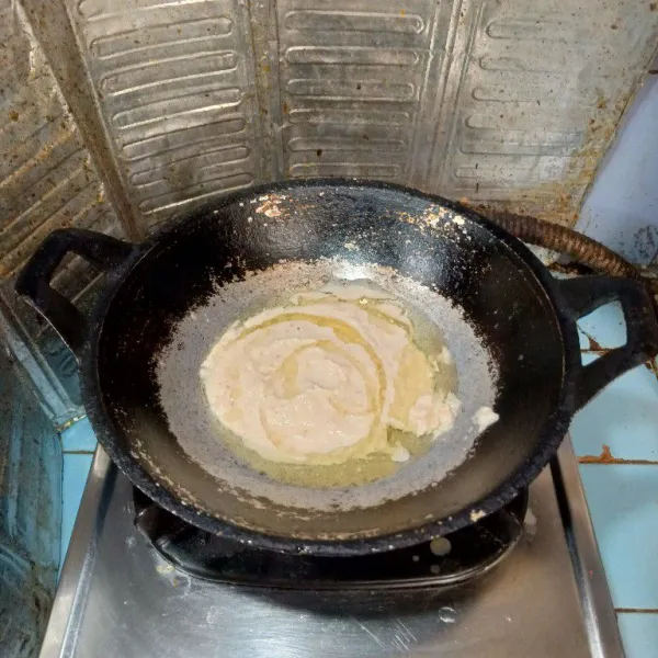 Tumis bumbu halus hingga harum dan matang.