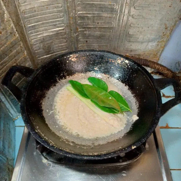 Tambahkan daun jeruk, daun salam, dan serai. Aduk rata.