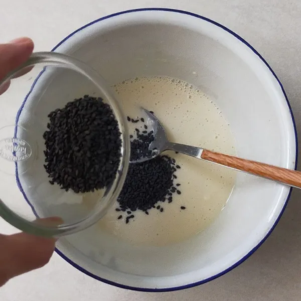 Masukkan wijen hitam aduk rata.