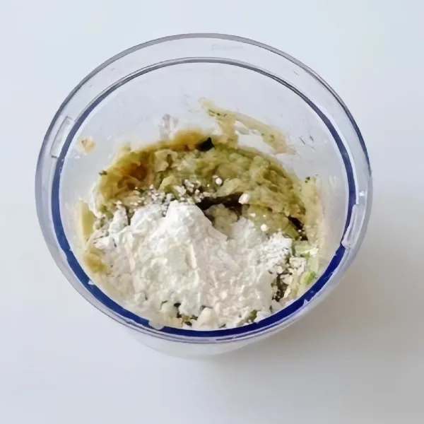 Tambahkan 10 gr tepung jagung dan penyedap rasa, aduk hingga merata