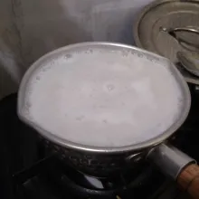 Rebus bahan cair sambil diaduk hingga mendidih, sisihkan dan tunggu dingin.