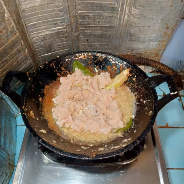 Masukkan daging ayam giling. Aduk rata hingga ayam berubah warnanya.
