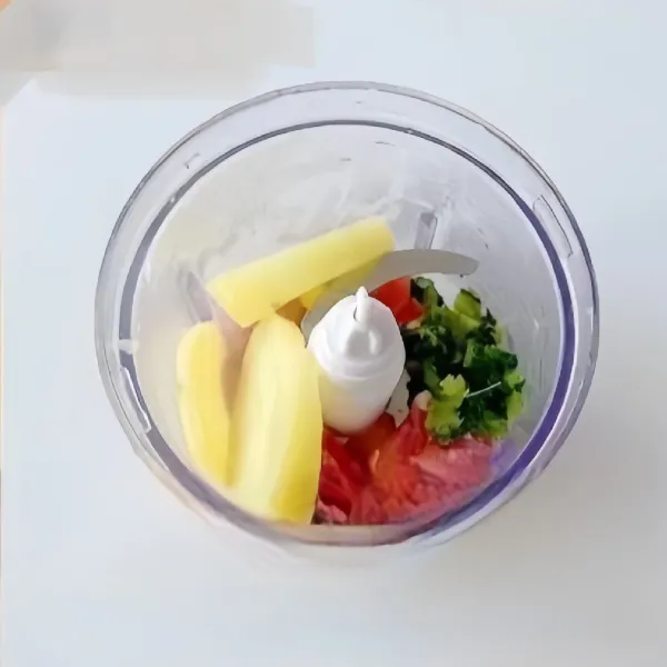 Masukkan kentang kukus, 10 gr sayur hijau, secukupnya daging babi cincang, dan 1 butir putih telur ke dalam food processor, lalu haluskan