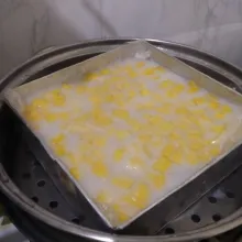 Kemudian tuang lagi 15 centong taburi nangka kembali, kukus 7 menit lagi, lakukan hingga adonan habis. Total 4 layer ya.