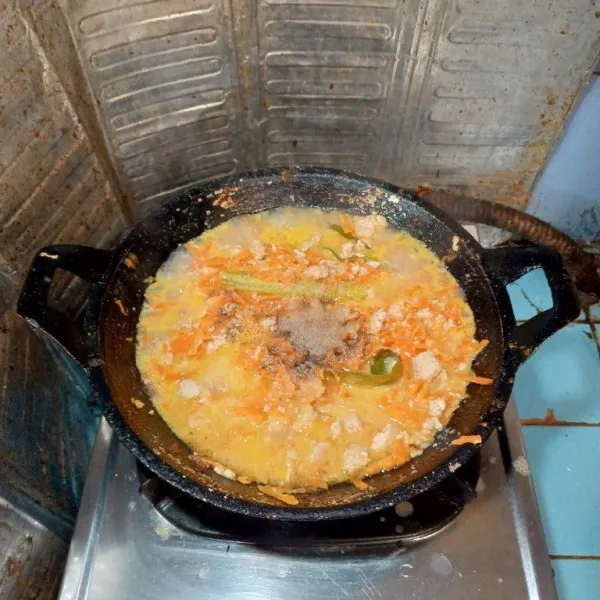 Tambahkan wortel, santan, garam, kaldu bubuk, lada dan gula. Aduk hingga tercampur rata.