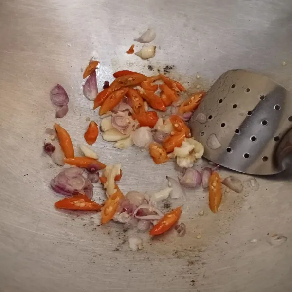 Tumis bawang putih, bawang merah dan cabe rawit hingga harum