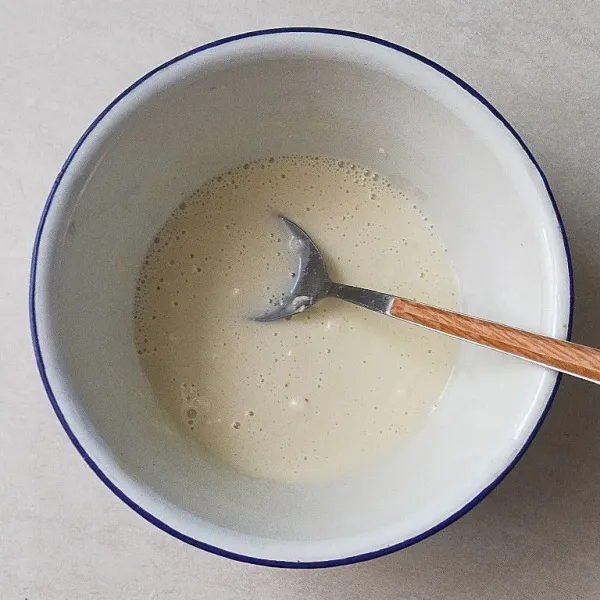 Aduk rata, kemudian masukkan margarin yang sudah di cairkan aduk rata kembali.
