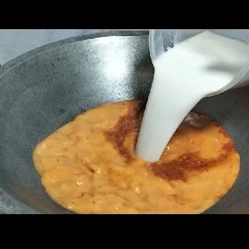 Tambahkan santan, aduk rata dan panaskan.