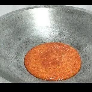 Masukkan ke wajan semua bumbu yang sudah dihaluskan.