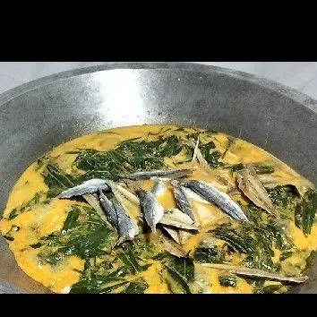 Terakhir masukkan ikan asin, asam kandis, serai, garam, penyedap rasa, dan koreksi rasa.