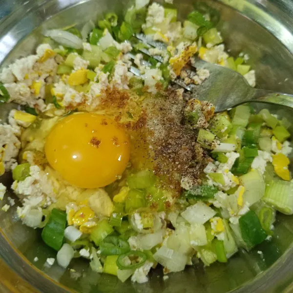 Tambahkan irisan daun bawang, telur, bawang putih halus, garam, lada bubuk, dan kaldu bubuk, aduk hingga rata.