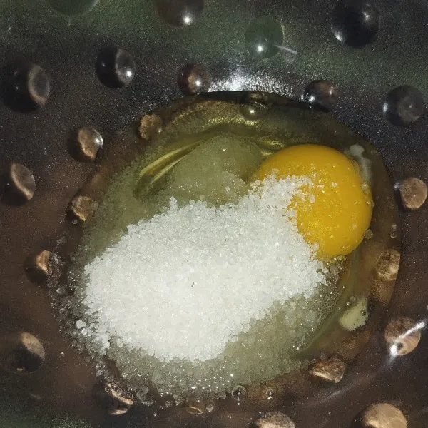 Masukkan telur dan gula dalam 1 wadah lalu kocok