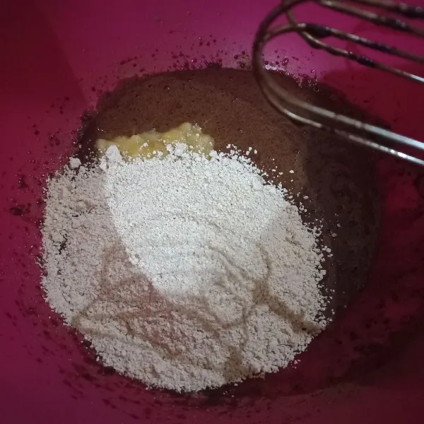 Masukan semua bahan, kemudian aduk hingga merata.