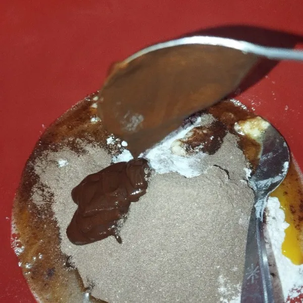 Lelehkan coklat batang lalu masukan dalam adonan