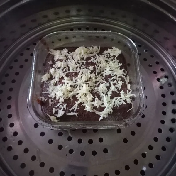 Siapkan kukusan, kukus adonan hingga menjelang matang (sekitar 25 menit), tambahkan keju parut, kemudian kukus lagi sekitar 5 menit. Siap disajikan.