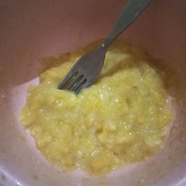 Hakuskan pisang, sisihkan.