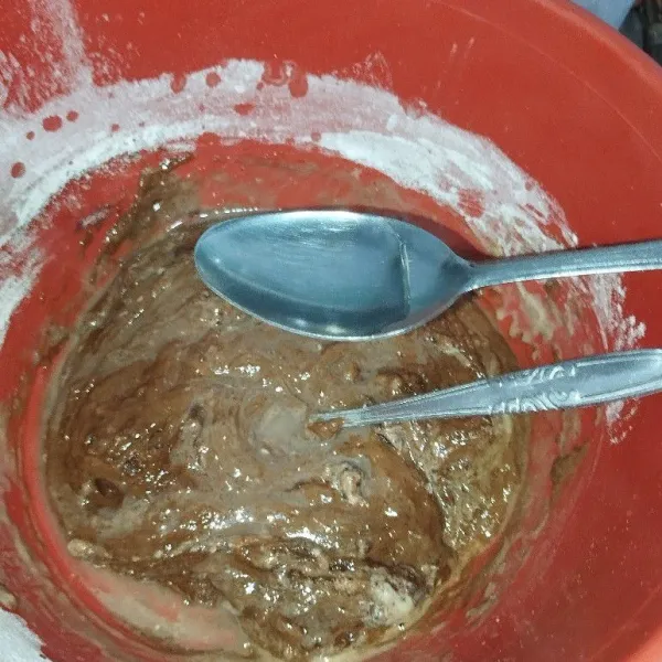 Masukan air dan minyak dalam adonan lalu aduk rata