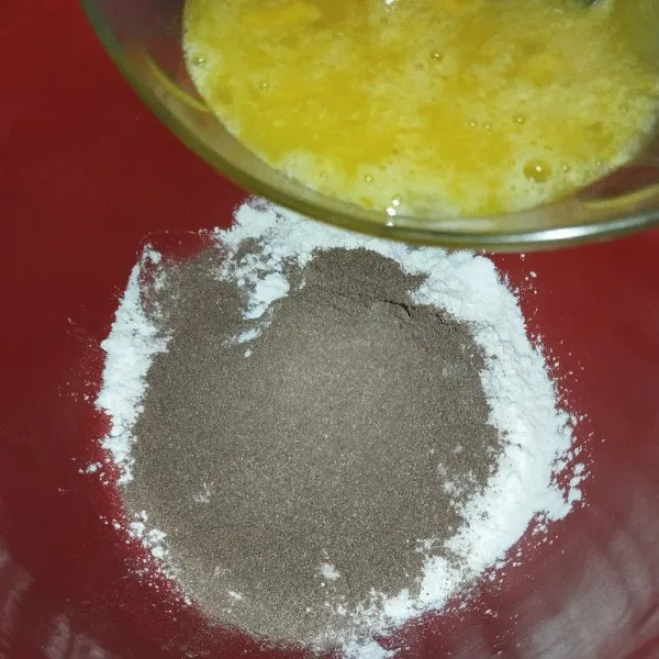 Masukan kocokan telur dan gula tadi