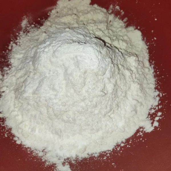 Masukan tepung, baking soda, soda kue dalam 1 wadah lain