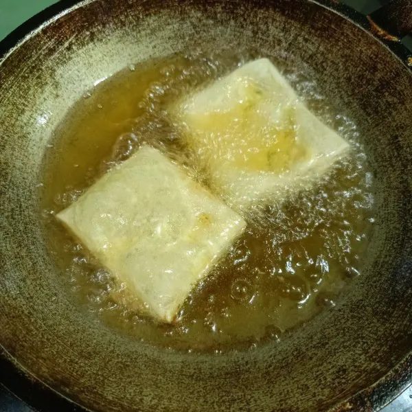 Panaskan minyak, dan goreng hingga kekuningan dan angkat, sajikan hangat.
