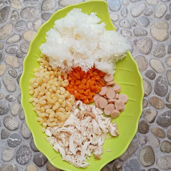 Rebus wortel, sosis, rendam jamur es dengan air panas, suwir daging ayam. Penyajian tata di piring saji wortel, sosis, ayam suwir, jamur yang sudah direndam air panas, kripik kentang kemudian siram kuah panas dan taburi bawang merah goreng, sajikan segera