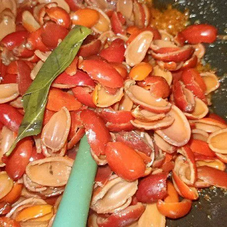 masukan kulit melinjo yang sebelumnya sdh di rebus dahulu