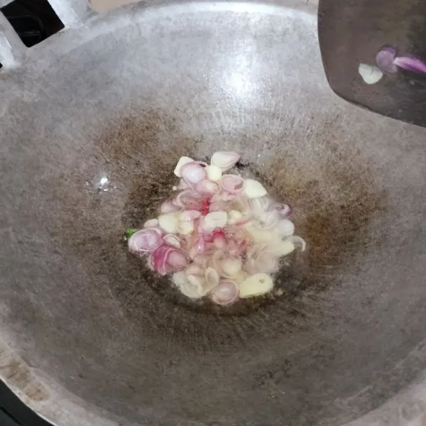 tumis bawang merah dan putih sampai harum
