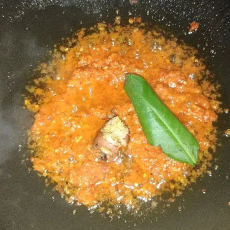 tumis bumbu halus, cabe merah, cabe rawit merah, bawang merah, bawang putih, tambahkan juga lengkuas dan daun salam