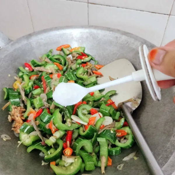 seasoning dengan garam,gula pasit dan kaldu bubuk.