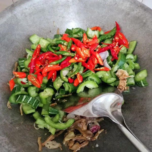 masukkan irisan cabai & pare belut.Aduk rata