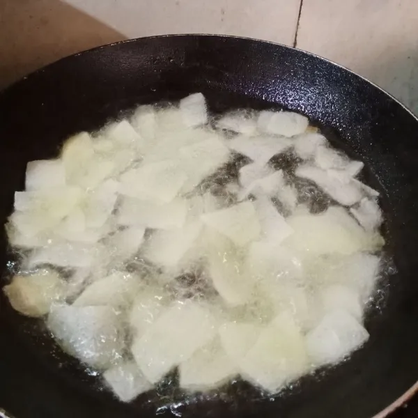 Goreng kentang hingga garing angkat dan tiriskan