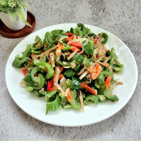 masak hingga air yang dikeluarkan pare menyusut.Koreksi rasa