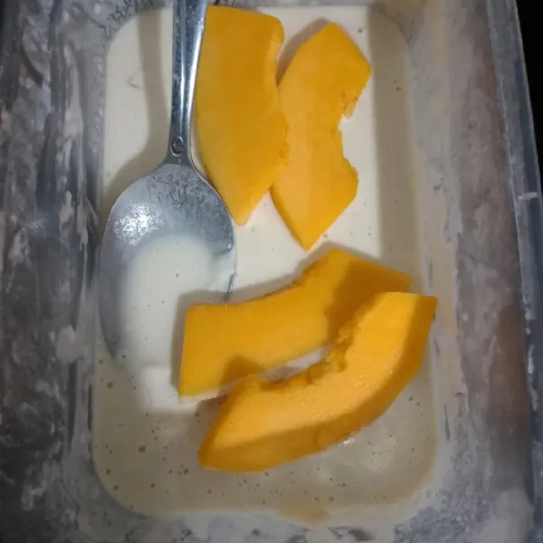 Masukkan tepung bumbu crispy kedalam mangkuk lalu tuang air es sedikit demi sedikit sampai kekentalan yang pas,baluri lbu dengan tepung secara merata