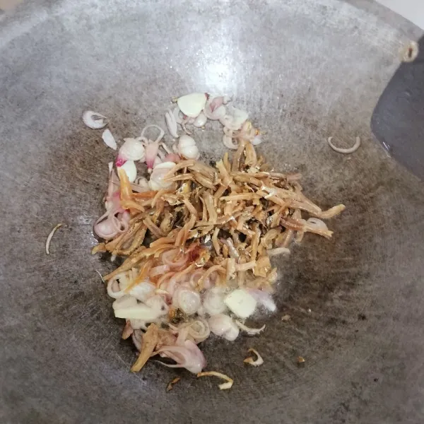 masukkan ikan asin masak hingga ikan asin matang