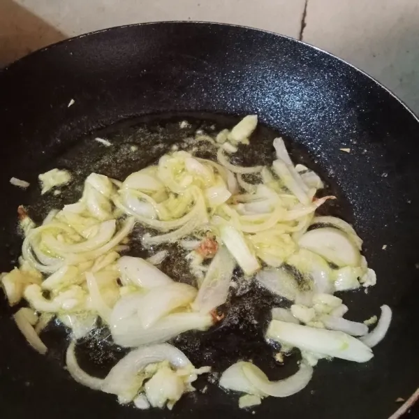 Tumis margarin bersama bawang putih, bawang bombai tambahkan lada bubuk,  dan parut biji pala, tumis hingga harum, masukkan kedalam air rebusan daging ayam, tambahkan gula, garam dan kaldu bubuk, aduk rata, koreksi rasa, matikan api dan tambahkan irisan daun bawang