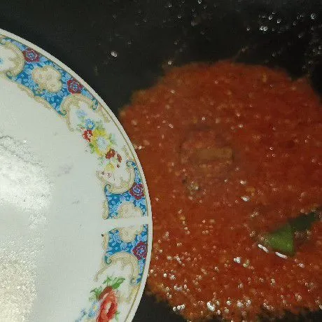 masukan garam, gula pasir dan penyedap rasa