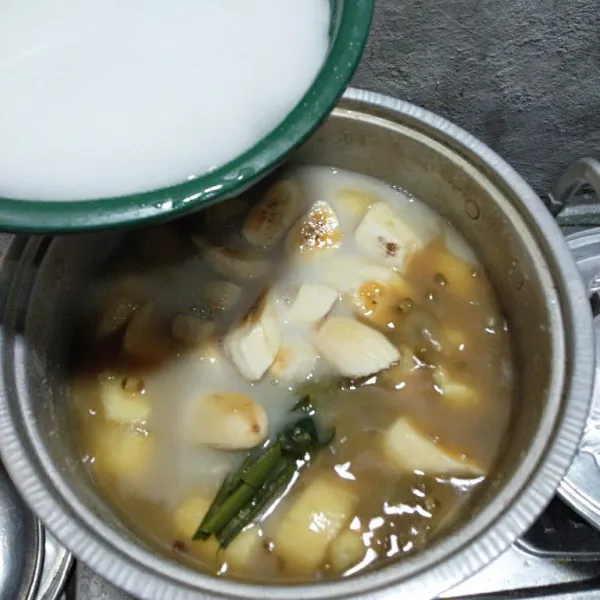 Masukan pisang dan santan ke dalam panci,masak hingga matang,cek rasa kemudian matikan kompor.